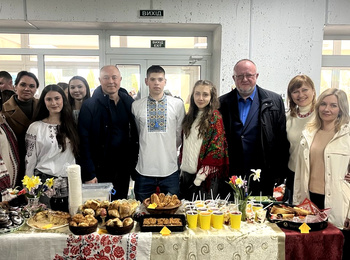 ТЕПЛО ВЕЛИКОДНІХ ТРАДИЦІЙ У БЛАГОДІЙНОМУ ЯРМАРКУ УНУ